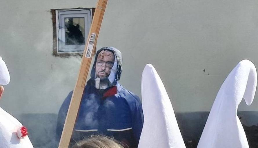 U Benkovcu na karnevalu spalili lutku Tomaševića. Uz to puštali  pjesmu 'Ako ne znaš što je bilo'