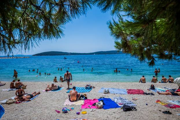 Gužva na splitskoj plaži Kasjuni podno Marjana