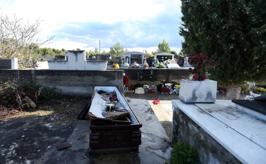 Izvadili pokojnika, prazan lijes mjesec dana stoji na groblju...