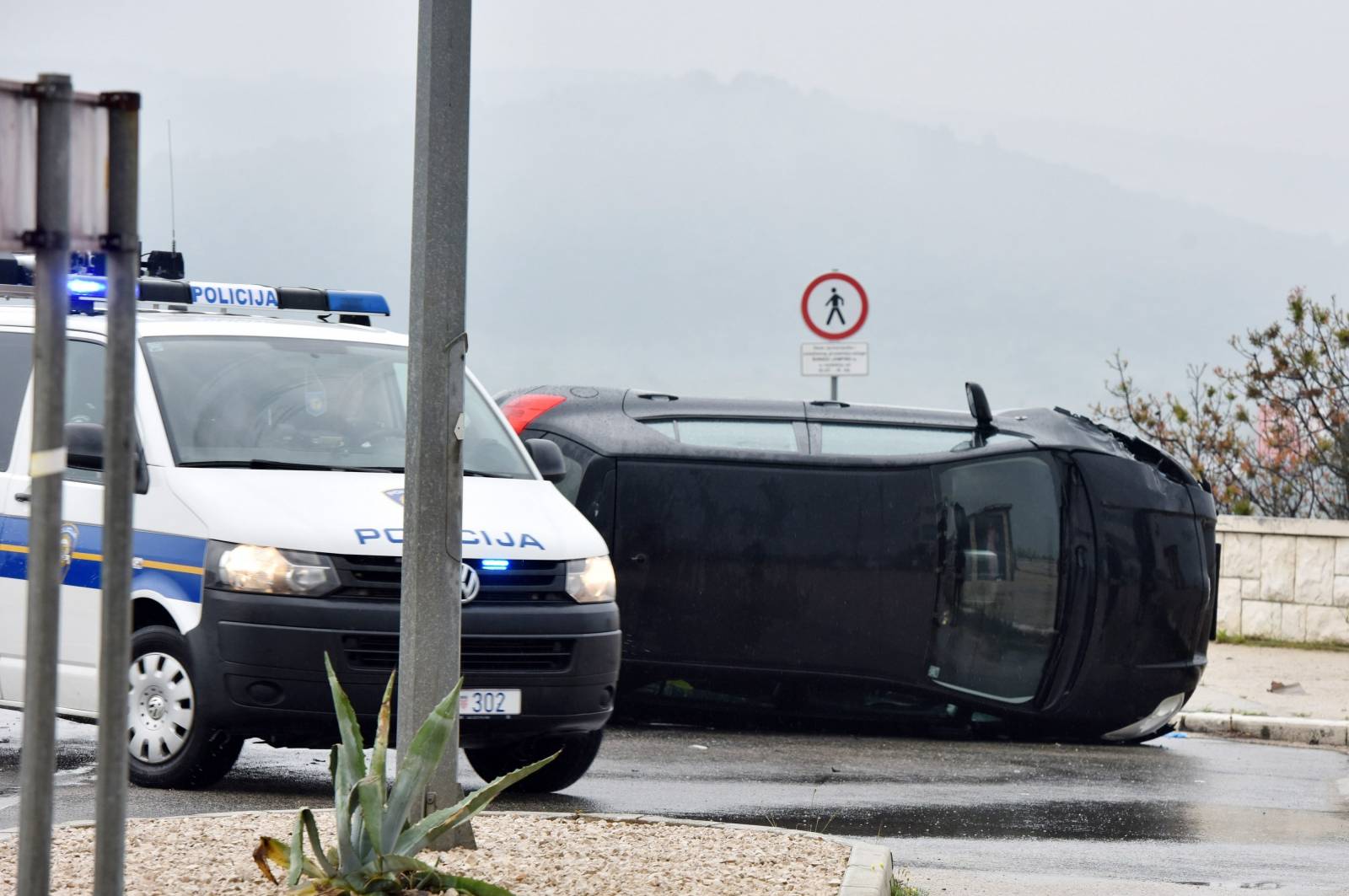 Å ibenik: U prometnoj nesreÄi jedno vozilo zavrÅ¡ilo na boku, intervenirali i vatrogasci