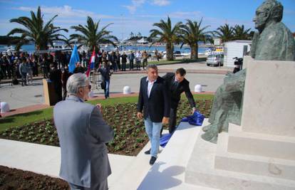 Otkrili su spomenik Tuđmanu: Došli Karamarko, Gotovina...