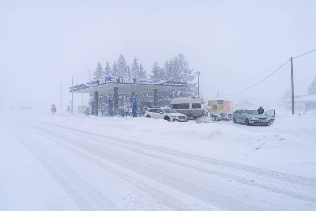 Korenica: Jako snježno nevrijeme stvorilo velike probleme u prometu