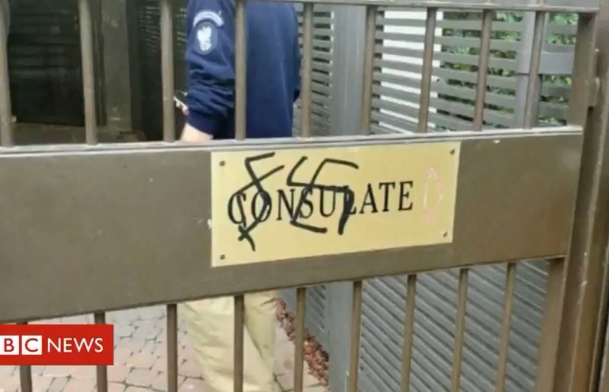 Na zgradi poljske ambasade u Izraelu osvanule dvije svastike