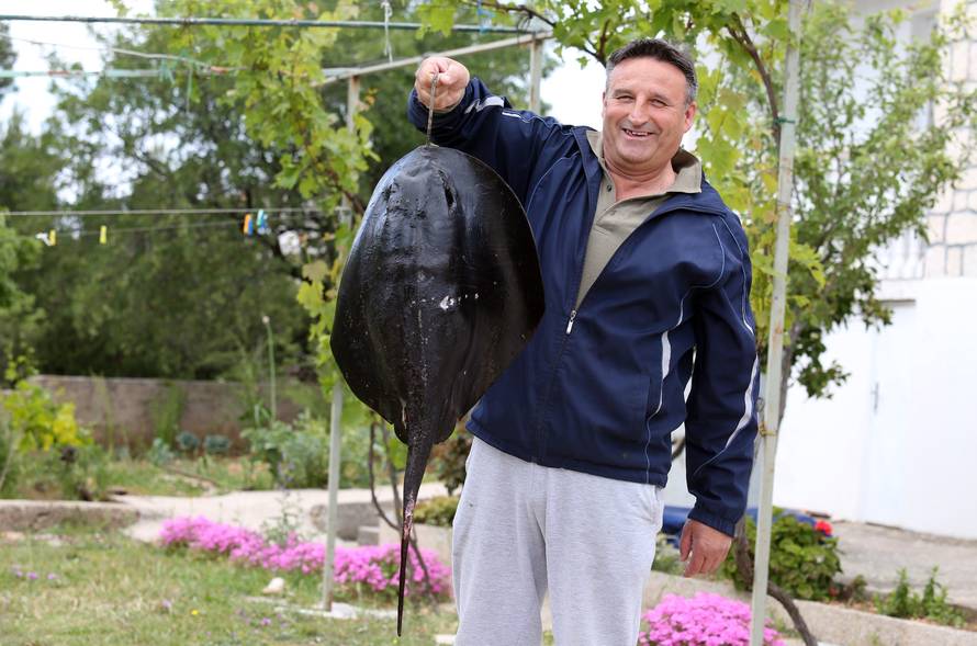 Upecao ražu: Iz mora izvukao deset kilograma tešku grdosiju