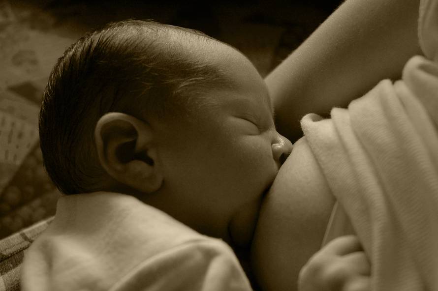 Dojenje bebu čuva od upale a majku od karcinoma maternice