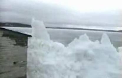 Newfoundland: valovi se lede kako udaraju u obalu