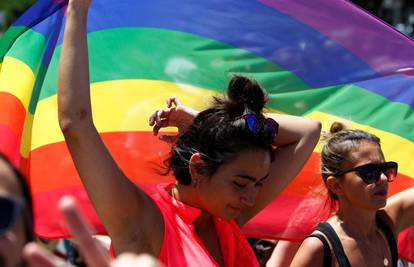 Mađarska izmijenila definiciju obitelji u ustavu, onemogućila posvajanje djece gay parovima