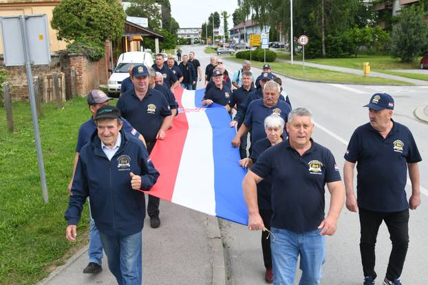 Branitelji iz Grubišnog Polja obilježili Dan državnosti nošenjem desetometarskog barjaka i muzičarima na traktorskoj prikolici