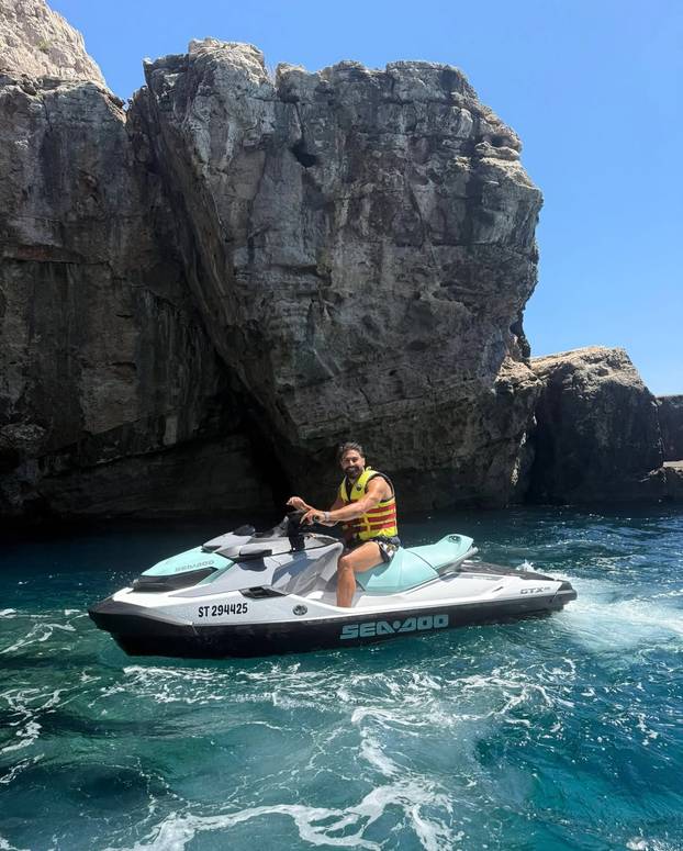 FOTO Gvardiolovo vruće ljeto: Posjetio Modrićevu rodnu kuću, vozio jet-ski i partijao na Braču