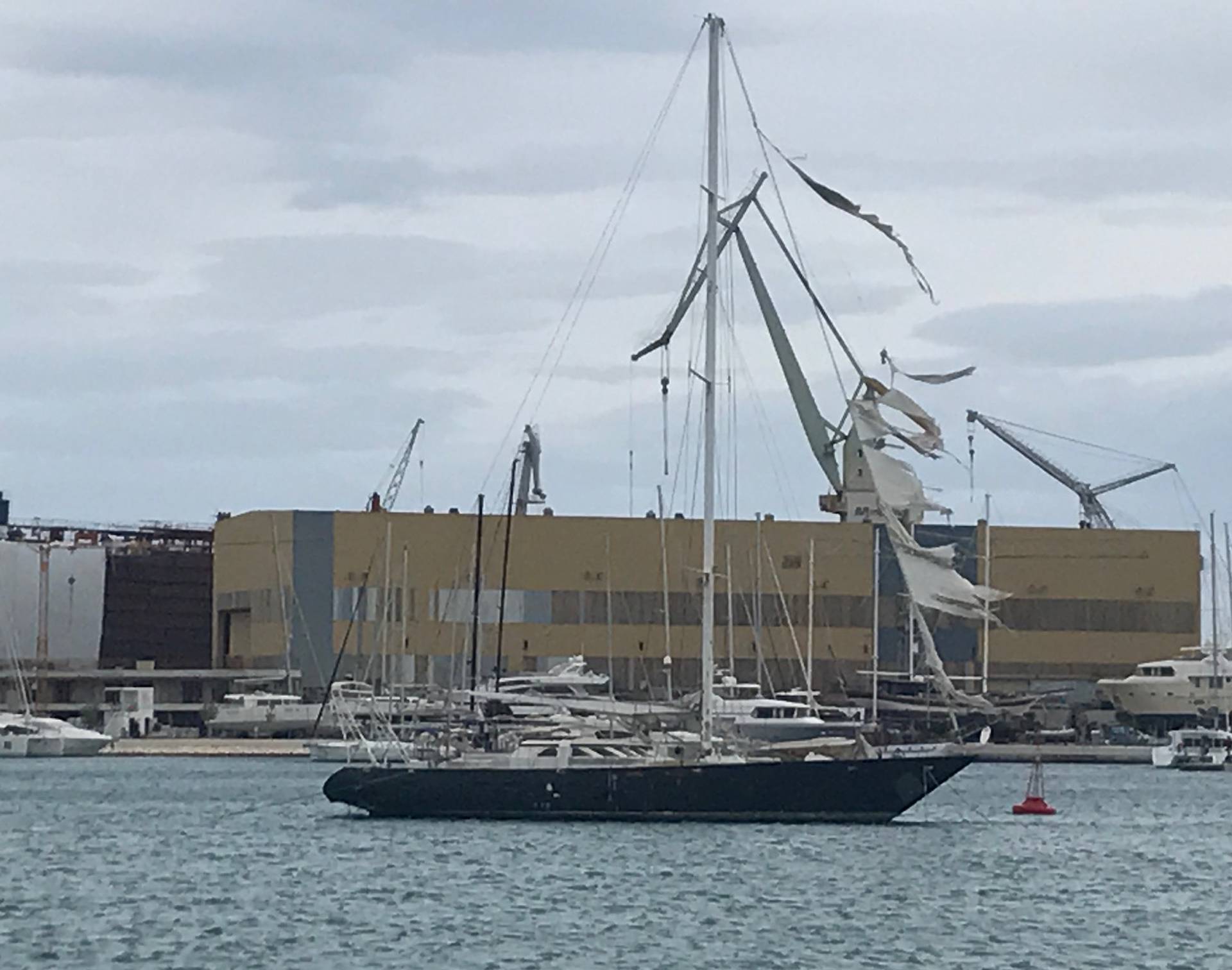 Brod duhova: Jedrenjak od 25 metara propada pokraj Trogira