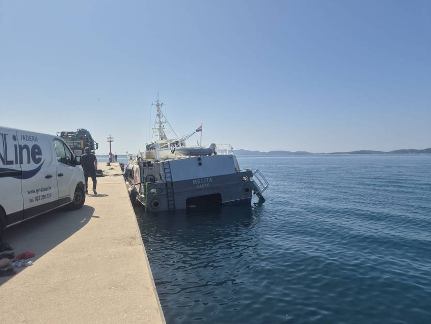 FOTO Tri dana nakon havarije na moru: Katamaran 'Melita' je uspješno dotegljen u Zadar