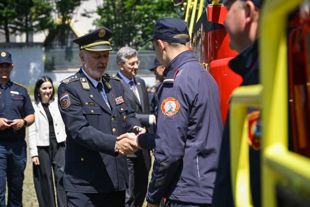 Zagreb: Svečana primopredaja vatrogasnih vozila