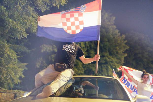 Slavlje navijaÄa nakon pobjede nad Rusijom u centru Zagreba