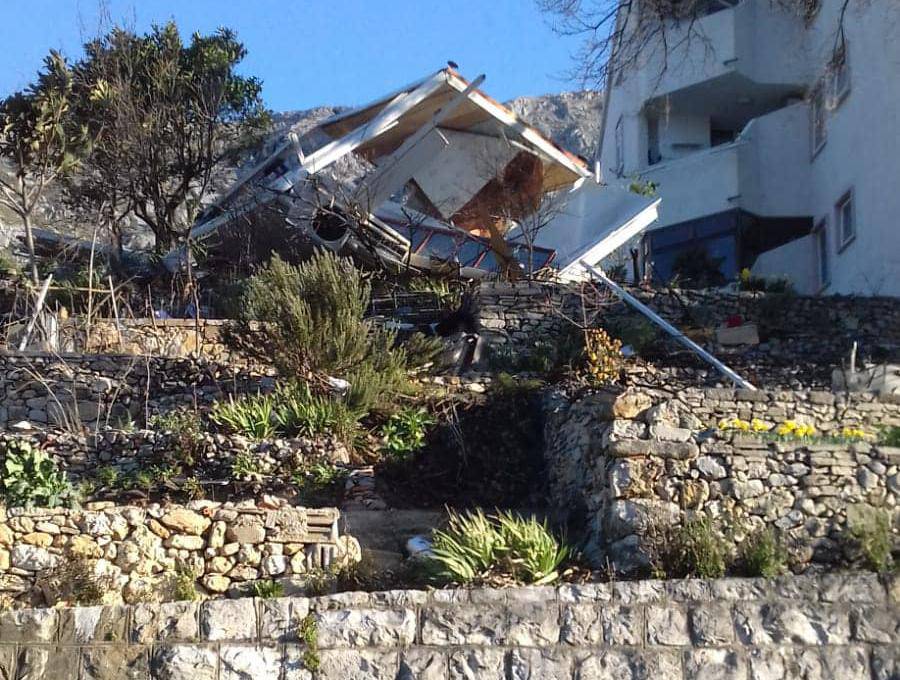 Bura u Mokošici uništila kiosk, u Splitu izbila prozore zgrade