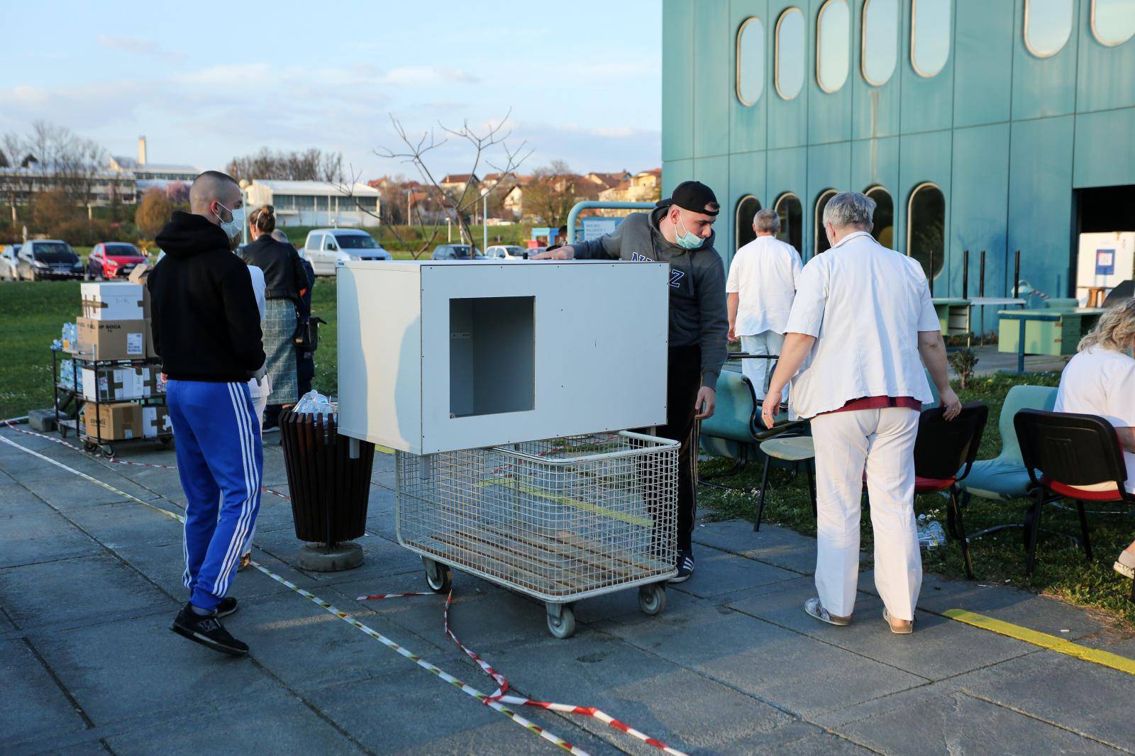 Zagreb: Navijači Dinama pomažu u iseljavanju Kliničkog centra Dubrava