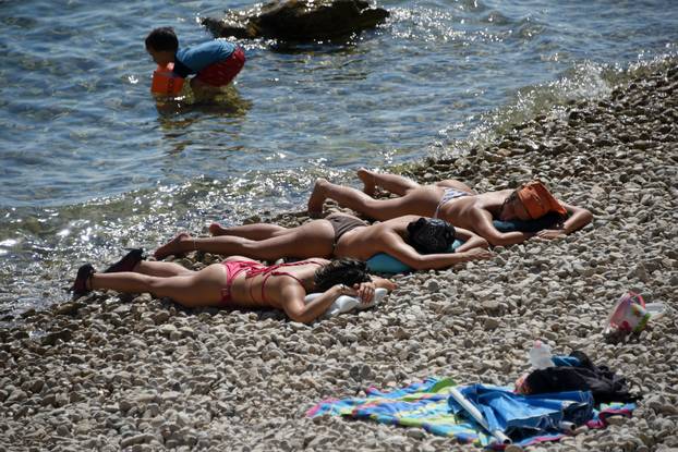 Pula: Pulske plaže dupkom pune