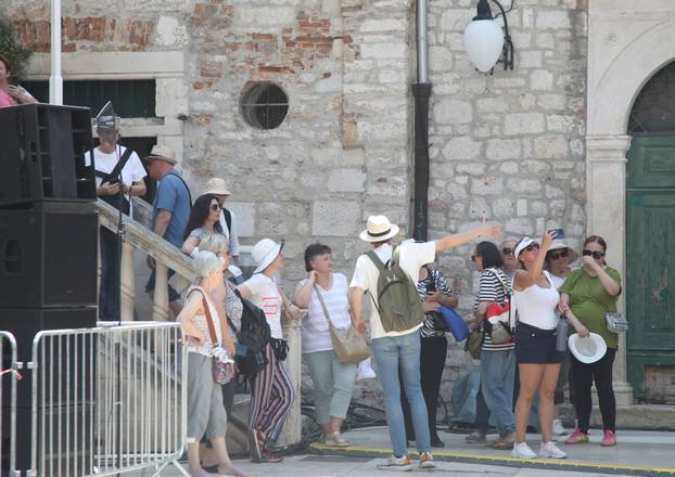 Šibenik: Po najve?oj temperaturi turisti razgledavaju ljepote grada