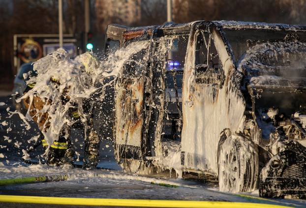 Zagreb: Požar kombi vozila na  Aveniji Većeslava Holjevca