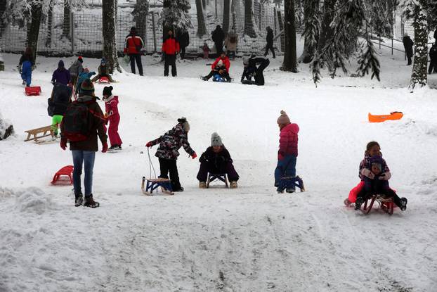 Delnice: Mnogobrojni izletnici uživaju u snijegu u Gorskom kotaru.