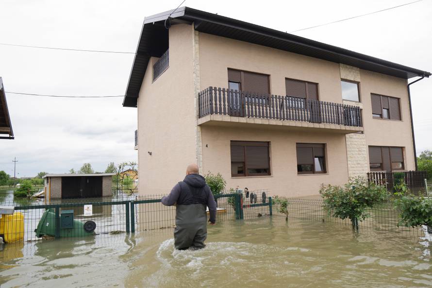 Karlovac: Vatrogasci i Crveni križ dostavljaju kruh građanima koji su u svojim kućama