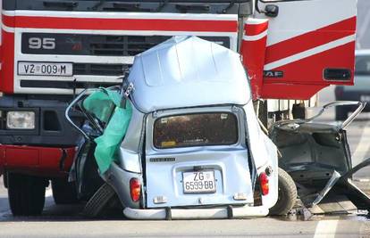 Vrbovec: Vozaču pozlilo pa se zabio ravno u kamion?
