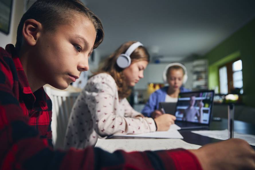 Svaki 4. srednjoškolac ne bavi se fizičkom aktivnošću, više od 50% je pred ekranom po 4 sata