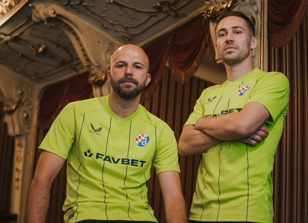Dinamovi dresovi stigli dronom među navijače! Plavi i žuti su