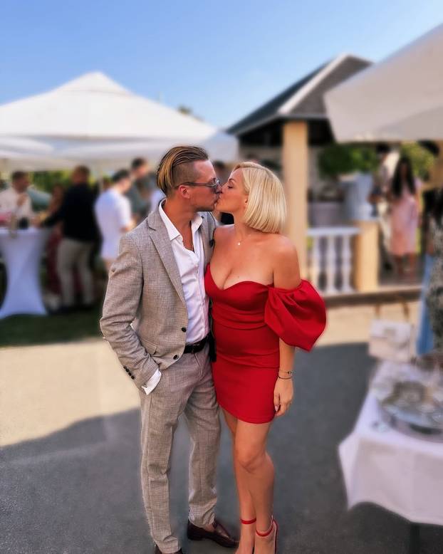 FOTO Lijepa Barbara  pjevala je u Okučanima na  30. obljetnici Bljeska: 'Ponosna Hrvatica!'