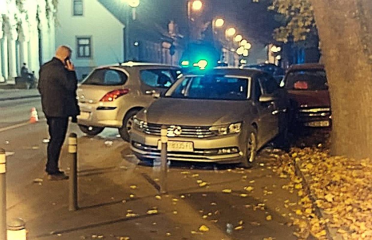 Policajci reanimirali vozača: Zabio se u parkirane aute ispred policijske postaje u Varaždinu