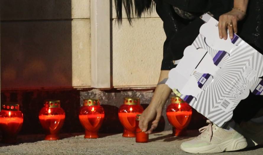 Split: Župnik blagoslovio vjernike s terase crkve