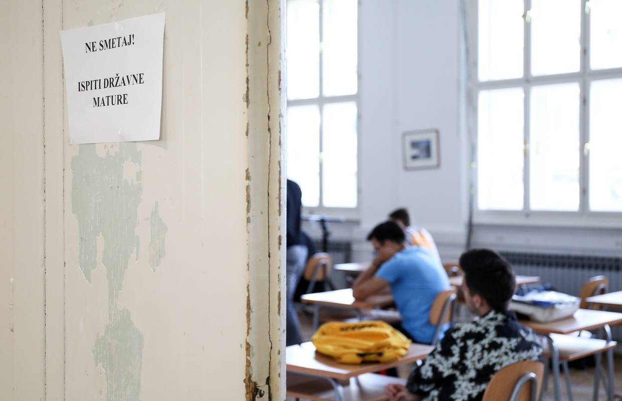 Maturantica kolabirala dok je pisala esej, učionica nije imala klimu, a vani je skoro 40 °C