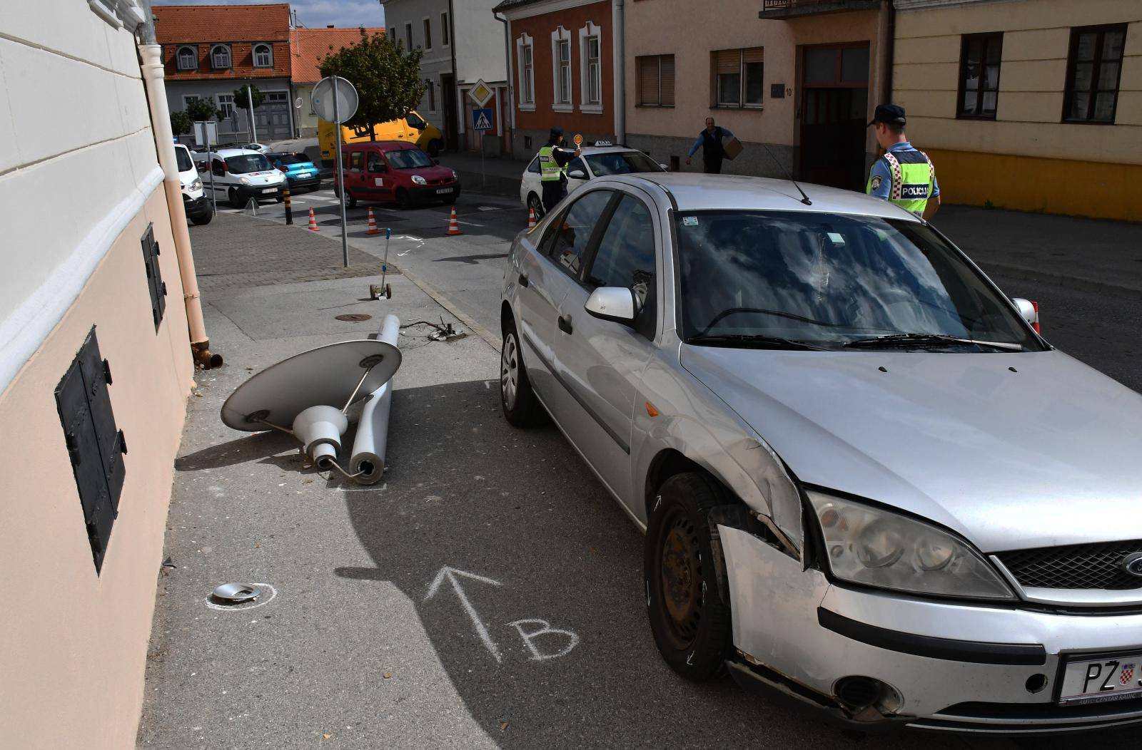 Požega - Vozač automobila zabio se u stup javne rasvjete i pao na pješakinju.