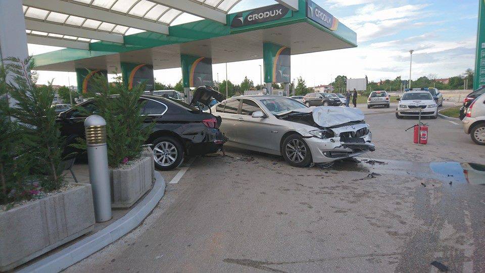 Dojurila BMW-om na benzinsku i zaletjela se u parkirani BMW