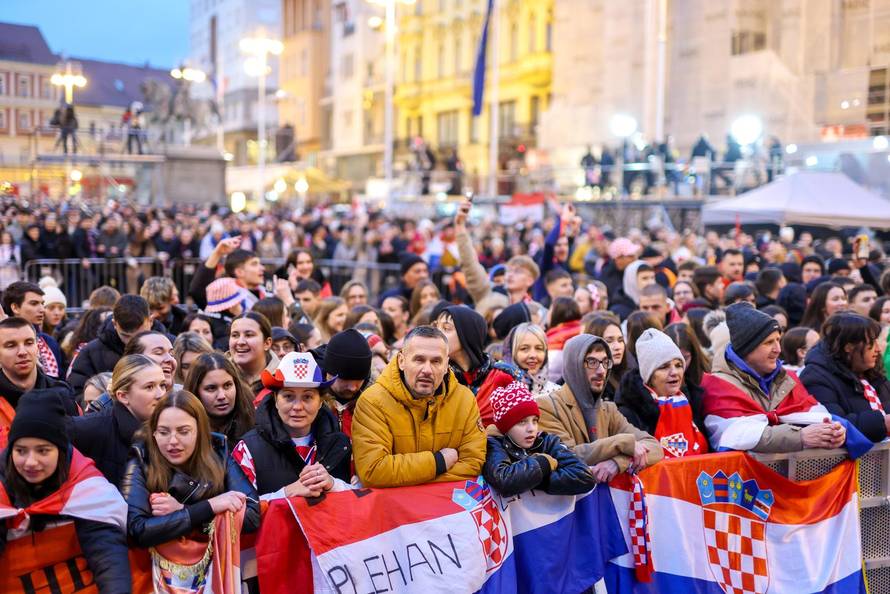 Zagreb: Počelo okupljanje građana za svečani doček rukometnih reprezentativaca nakon osvojene bronce na Europskom prvenstvu