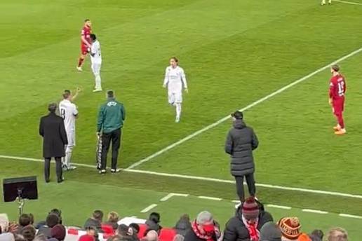 VIDEO Ovo je trenutak u kojem Modrić izlazi iz igre dok Anfield uz pljesak skandira njegovo ime