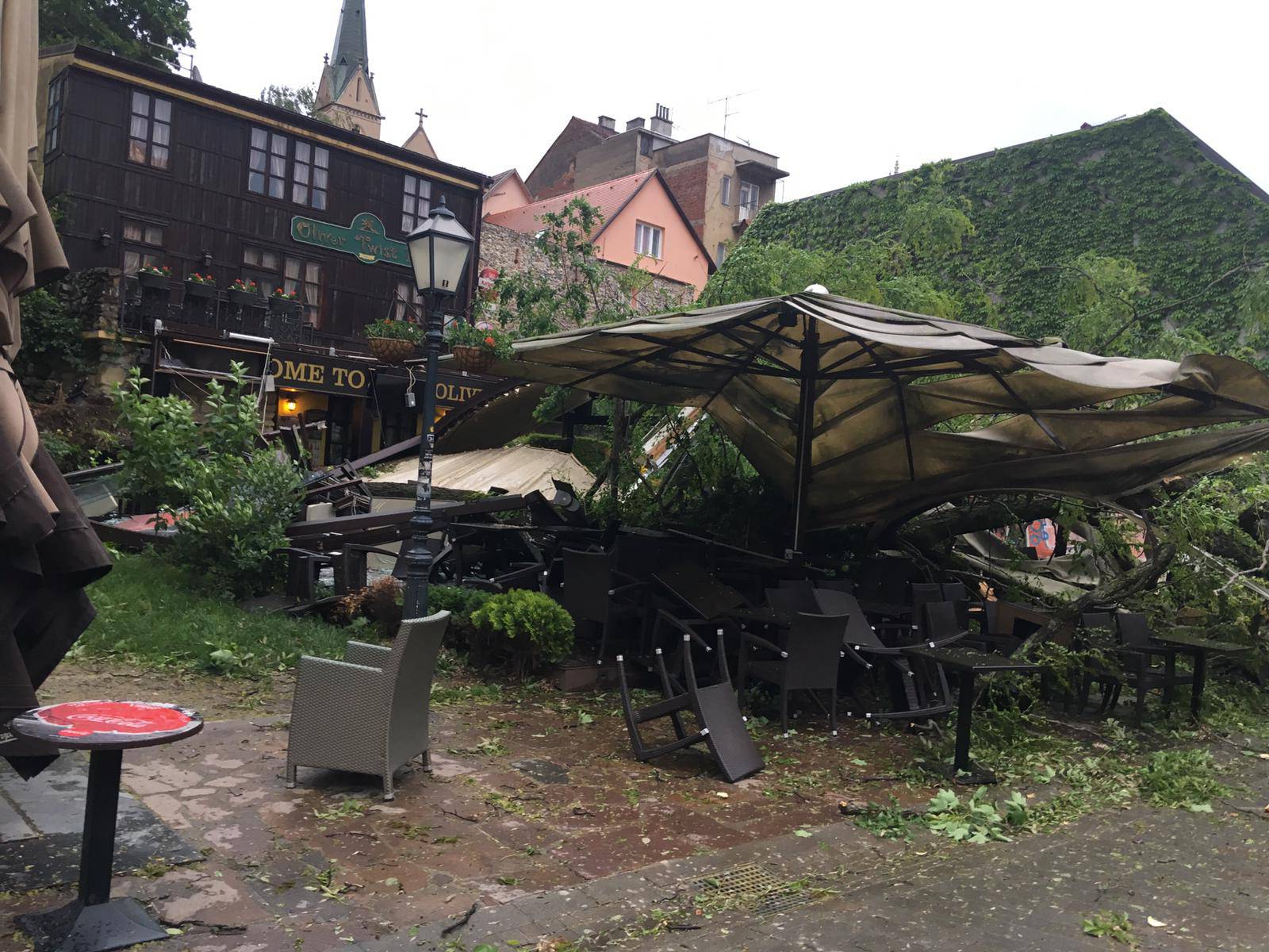 Orkanski vjetar čupao stabla i krovove, ozlijeđeno dvoje ljudi