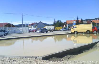 U Samoboru se iz auta na parking mora u čizmama