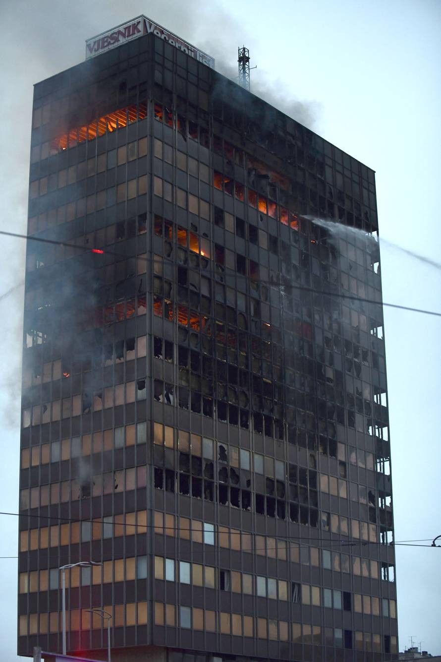 Zagreb: Nastavlja se gašenje Vjesnikovog nebodera, teška noć iza vatrogasaca