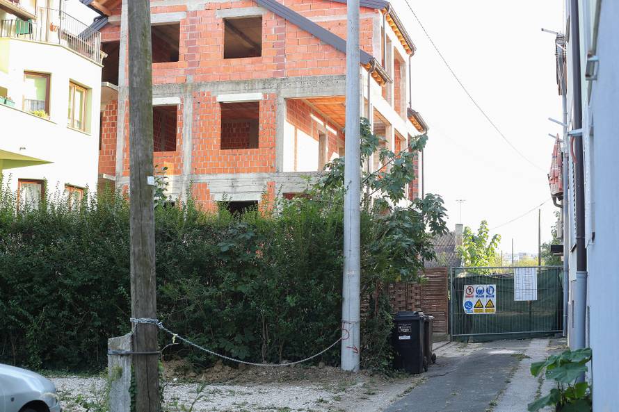 Pa je li to moguće? Bespravno je odsjekao cestu, susjedima voda ulazi pod kuće. I nikome ništa...