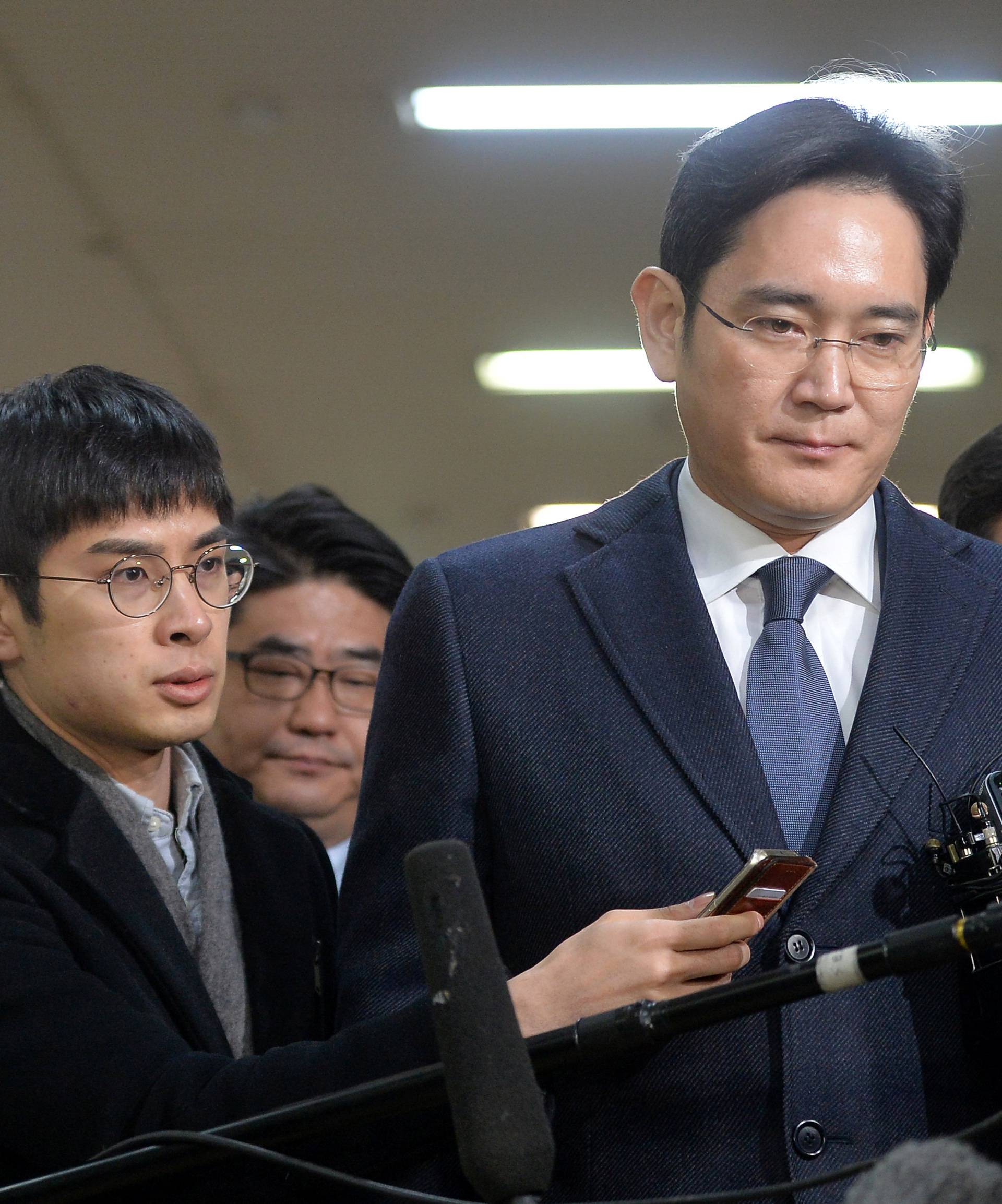 Samsung Group chief, Jay Y. Lee, arrives at the office of the independent counsel in Seoul