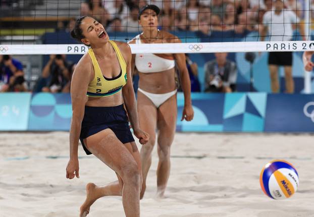 Beach Volleyball - Women's Gold Medal Match - Brazil vs Canada (Ana Patricia/Duda vs Melissa/Brandie)