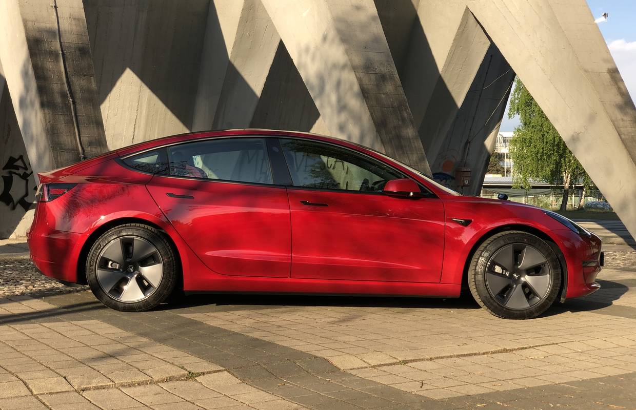 Tesla povlači gotovo pola milijuna automobila zbog sigurnosnih problema