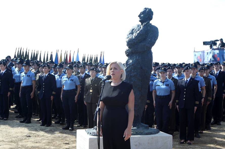 Knin: Podignuta zastava na Kninskoj tvr?avi 