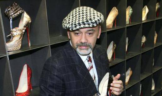  Louboutin radi svoju novu kolekciju cipela u izolaciji