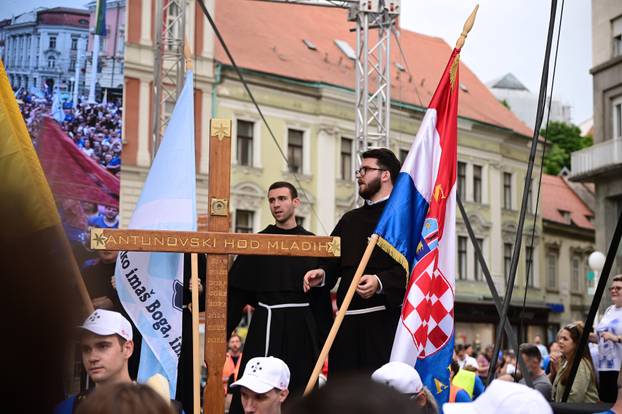 Zagreb: Dolazak hodočasnika Antunovskog hoda na Trg bana Josipa Jelačića