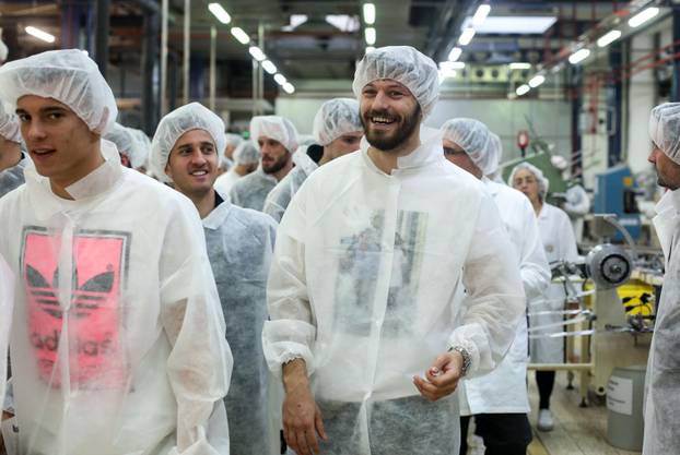 Zagreb: Dinamovci u pogonu tvornice čokolade Kraš