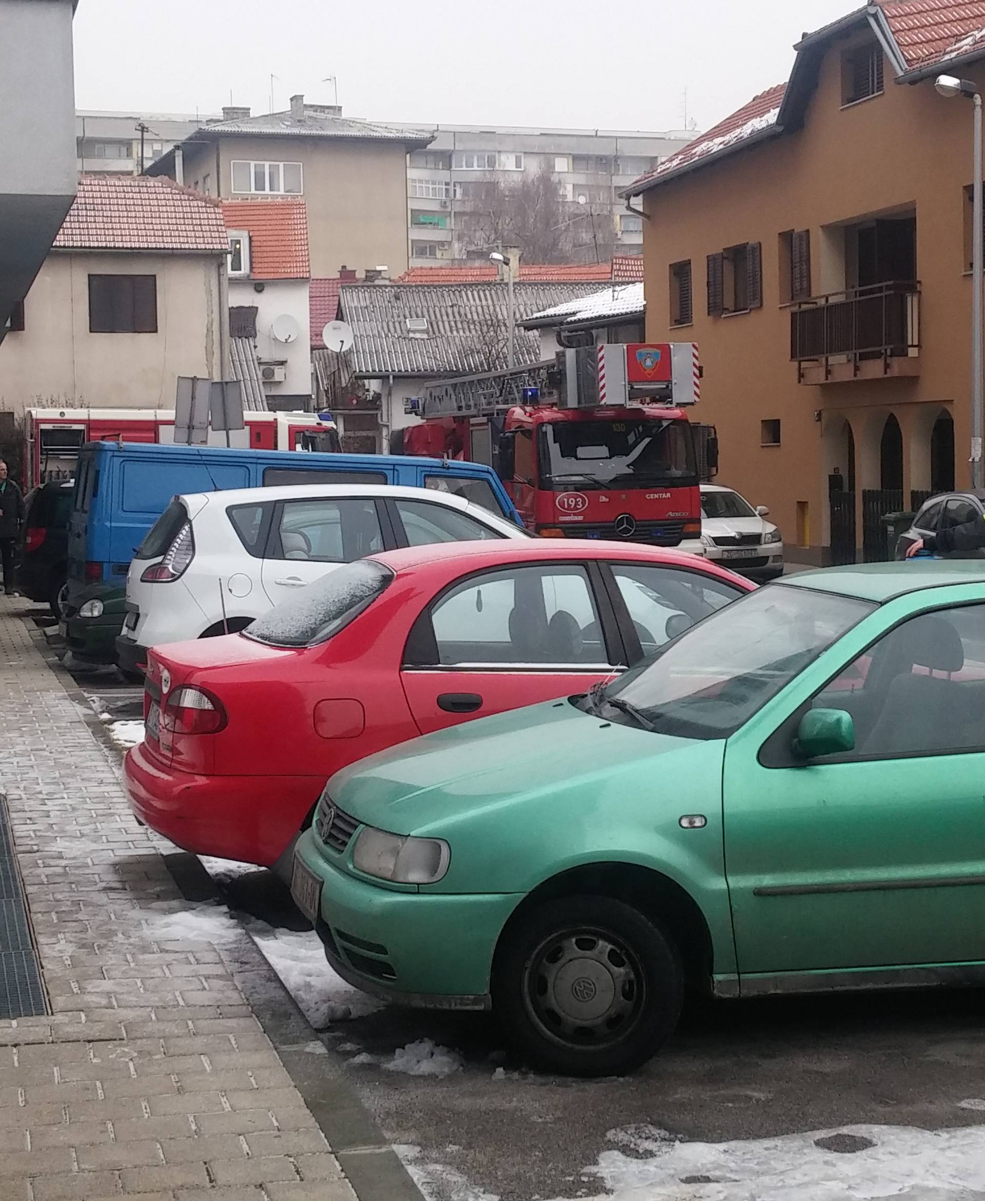 Drama: Ugašen požar na kući, vlasnika su prevezli u bolnicu