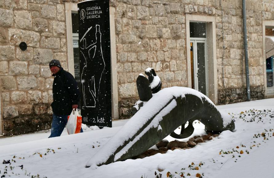 Snijeg zabijelio sinjske ulice