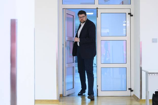 Zagreb: Predsjednik SDP-a Peđa Grbin  o napadima na medije 