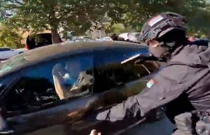 VIDEO Ovo je snimka uhićenja Vučićevog kritičara: Uperili su pištolj u njega i izvukli iz auta